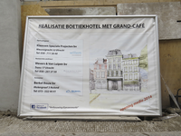906872 Afbeelding van het bouwbord 'REALISATIE BOETIEKHOTEL MET GRAND CAFÉ' in de panden Ganzenmarkt 24-26) te Utrecht, ...